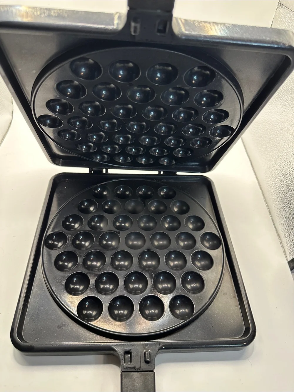 Pampered Chef Black Bubble Puffer Maker Pan